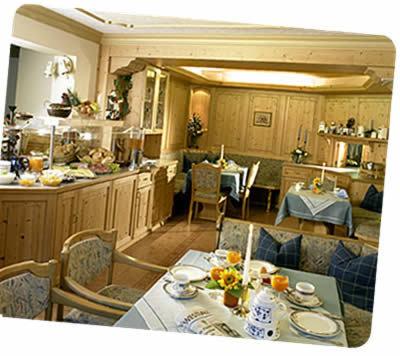 a kitchen and dining room with a table and chairs at Landhaus Kappen in Hallenberg