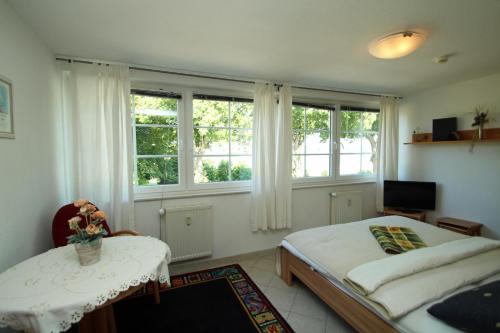 Postel nebo postele na pokoji v ubytování Ostseebad Sellin - OT Seedorf Appartement mit Seeblick
