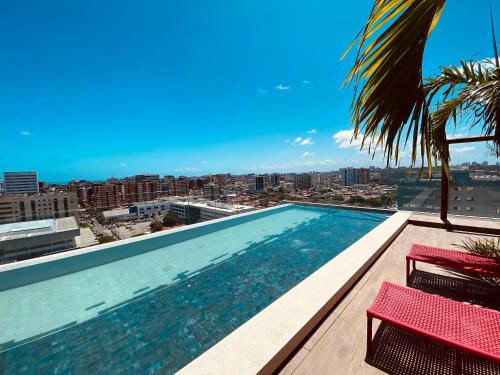 uma piscina com vista para a cidade em Edifício SKY Apto 810 - ER Hospedagens em Maceió