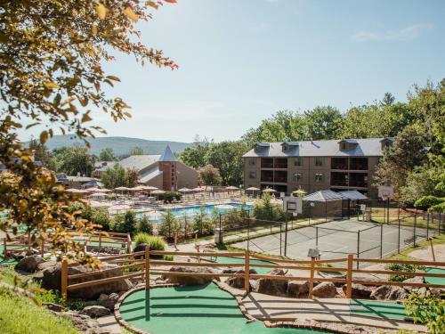 a tennis court at a resort with a tennis court at Holiday Inn Club Vacations Oak n Spruce Resort in the Berkshires an IHG Hotel in South Lee