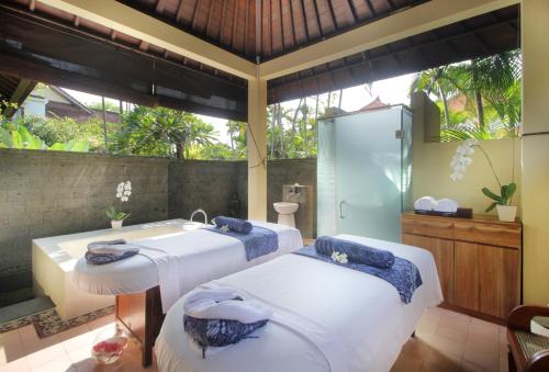 Postel nebo postele na pokoji v ubytování Sagara Villas and Suites Sanur by AHM