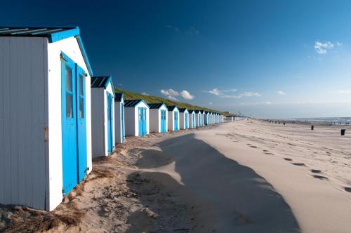 a row of beach houses on the beach at Vakantiepark Dennenoord in Den Burg
