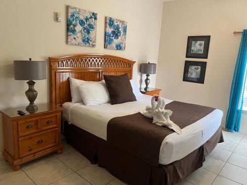 ein Schlafzimmer mit einem Bett, auf dem ein Stofftier liegt in der Unterkunft BAHAMA BAY RESORT in Kissimmee