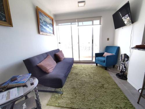 una sala de estar con un sofá y una mesa en Departamento Familiar Exclusivo 3D, en Valparaíso