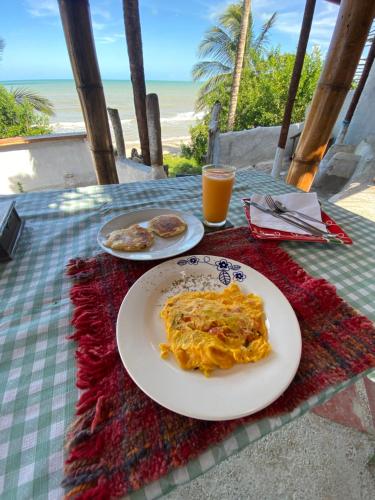 Dibulla的住宿－Frente al Mar，餐桌上放两盘食物,享有海滩美景