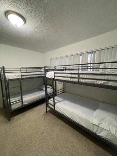Двухъярусная кровать или двухъярусные кровати в номере Miami House