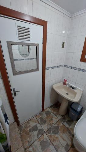 プンタ・アレナスにあるHospedaje Familiarのバスルーム(トイレ、洗面台付)