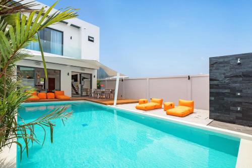 an image of a swimming pool in a house at New & Elegant 5Br Pool Villa Samakki Garden 5 in Rawai Beach