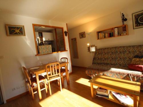une petite pièce avec un lit, une table et des chaises dans l'établissement Luchon : Appartement 2 pers, Balcon Sud, Parking, Proche Thermes - FR-1-313-217, à Luchon