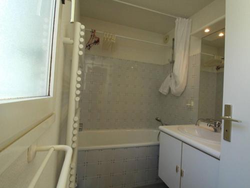W łazience znajduje się wanna i umywalka. w obiekcie Appartement Bagnères-de-Luchon, 2 pièces, 2 personnes - FR-1-313-217 w mieście Luchon