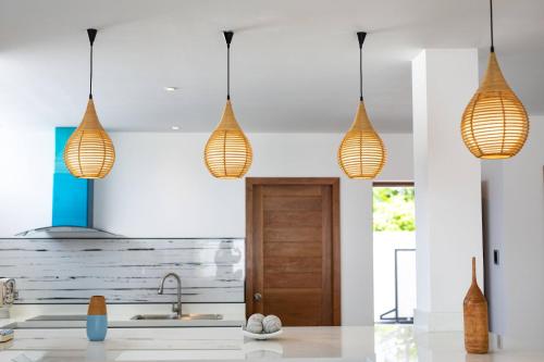 Billede fra billedgalleriet på New & Elegant 5Br Eco Pool Villa Samakki Garden 5 i Rawai Beach