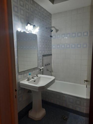 a bathroom with a sink and a tub and a mirror at Tu casa en el centro in San Rafael