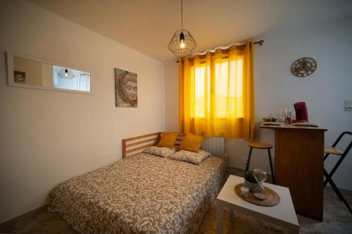 Voodi või voodid majutusasutuse Fully equipped apartment ideal for 2 people toas