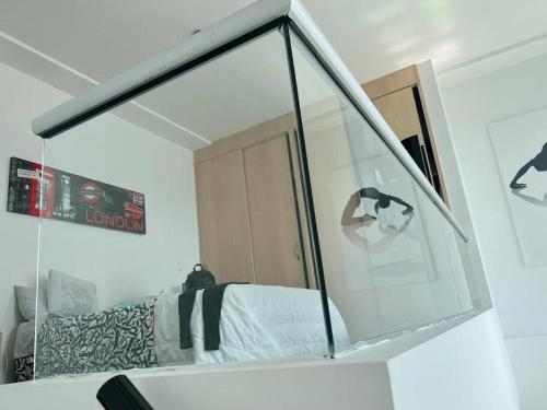 uma janela de vidro num quarto com um armário em Beautiful 1 Br Loft Apartment em Manizales