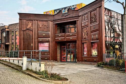 un edificio con un gran edificio de madera en Teatr Baj Pomorski, en Toruń