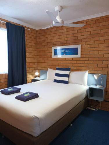 Postel nebo postele na pokoji v ubytování Bosuns Inn Motel