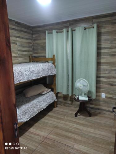 Pokój z 2 łóżkami piętrowymi i wentylatorem w obiekcie Cafofo SE RESERVA CON SEÑA w mieście Barra del Chuy
