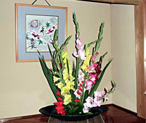 a vase filled with flowers on a table at 一組限定の貸切空間 Guest House Engiya in Matsumoto