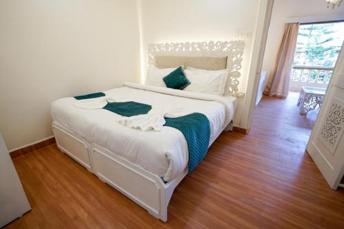 מיטה או מיטות בחדר ב-Lillywoods Highland Beach Resort- Candolim