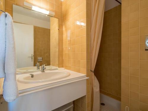 une salle de bain avec un lavabo et un miroir dans l'établissement Carnac - Studio cabine face plage avec parking - 4 pers - FR-1-477-81, à Carnac