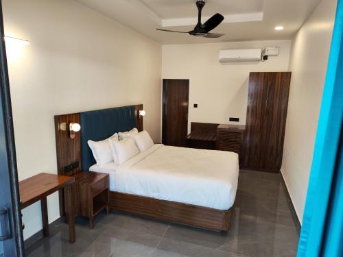 Cama ou camas em um quarto em Anjuna Blue Resort