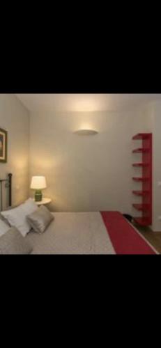 een slaapkamer met een bed met een lamp erop bij Delizioso bilocale in Centro Storico in Pisa