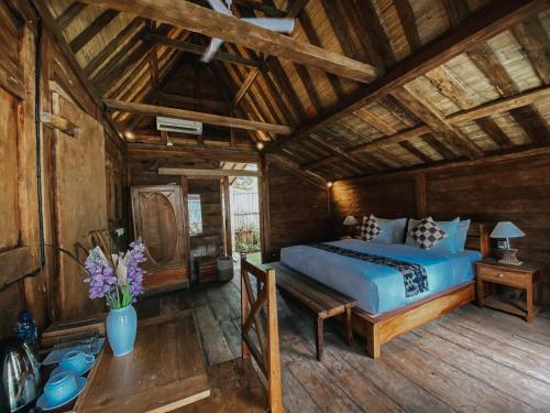 una camera con letto e soffitto in legno di Sarini Villas a Blahbatu