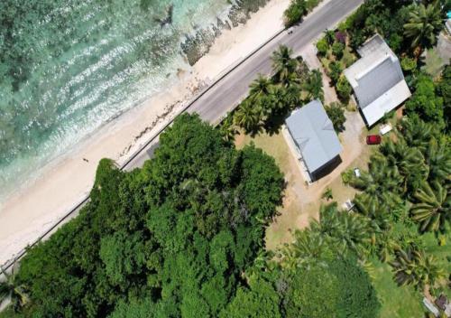 una vista aérea de la playa y del océano en Villa Bella, en Mahe