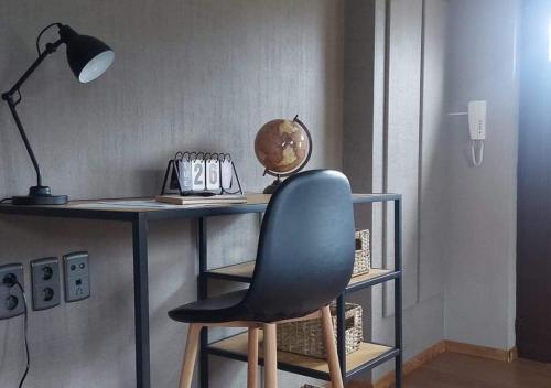 una scrivania con sedia e una scrivania con lampada di Vakantiewoning - ‘t Ouwershuys a Opoeteren