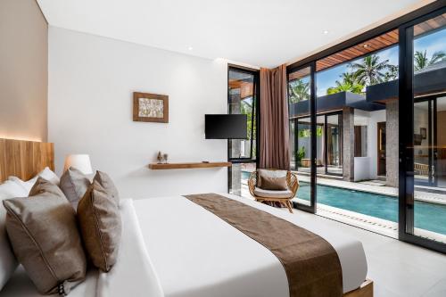 een slaapkamer met een bed en een zwembad bij Villa Livia by BaliSuperHost in Ubud