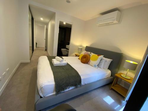 Un dormitorio con una cama con dos ositos de peluche. en 2 Bed 2 Bath Luxury Apartment in Braddon Canberra - Free heated pool, gym, parking, en Canberra