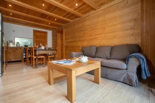 un salon avec un canapé et une table dans l'établissement Appartement La Sauvageonne - Happy Rentals, à Servoz