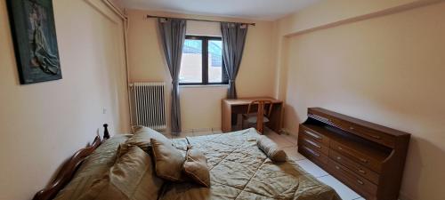 una camera con letto, cassettiera e finestra di Hospitality up to 5 person's in Chios a Chio (Chios)