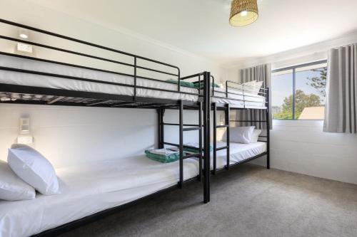 Krevet ili kreveti na sprat u jedinici u okviru objekta Abode Mooloolaba, Backpackers & Motel rooms