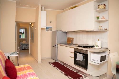 una piccola cucina con piano cottura e frigorifero di 063 - Casa del Corso, Centrale 200m dal mare e spiaggia a Sestri Levante