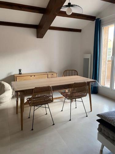 - une salle à manger avec une table en bois et 2 chaises dans l'établissement Le Duplex 4 Pers - 10 min des plages, à Sainte-Croix-de-Verdon