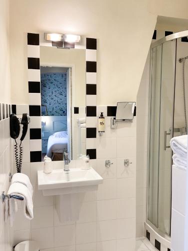 Salle de bains dans l'établissement Hotel Central Bastia