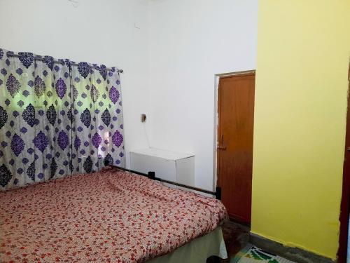 sypialnia z łóżkiem ze wzorzystą głową w obiekcie Dden Vennell 2-homestay close to Metro w mieście Kolkata