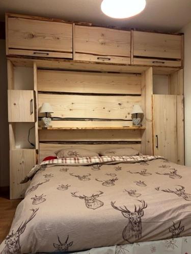 - une chambre avec un lit à tête de cerf dans l'établissement Orelle - Val Thorens, le Hameau des eaux - SPA & piscine, à Orelle