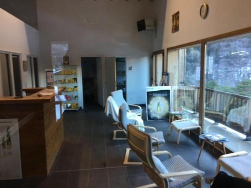 salon z krzesłami i kominkiem w obiekcie Orelle - Val Thorens, le Hameau des eaux - SPA & piscine w mieście Orelle