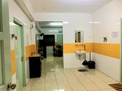 金馬崙高原的住宿－櫻花賓館，一间带水槽和卫生间的浴室