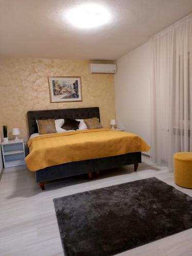 Rúm í herbergi á Apartman River Una