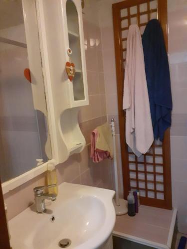 La salle de bains est pourvue d'un lavabo et d'un miroir. dans l'établissement La casa delle delizie, à Messina