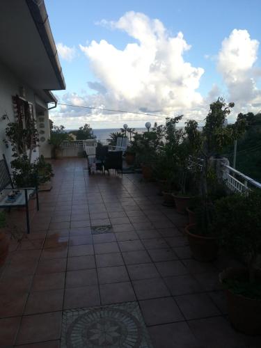 un patio avec des chaises et des plantes dans un bâtiment dans l'établissement La casa delle delizie, à Messina