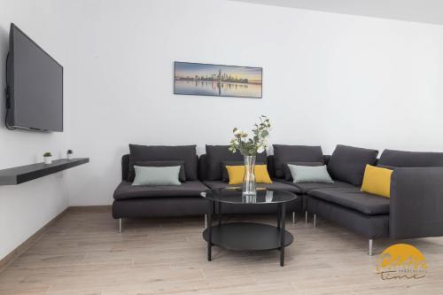 - un salon avec un canapé et une table dans l'établissement Casa del Fotografo by Cadiz Time, à Cadix