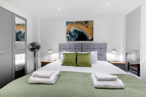 1 dormitorio con 1 cama grande y 2 almohadas en Reading Town Centre 1 & 2 Bedroom Apartments with Parking by 360Stays, en Reading