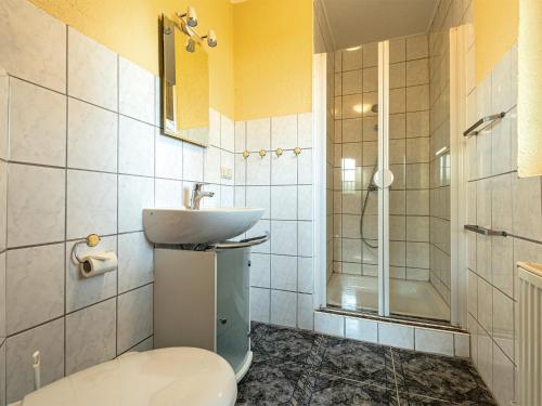グロヴェにあるDoppelhaushälfte in Glowe - D 120.008のバスルーム(トイレ、洗面台、シャワー付)