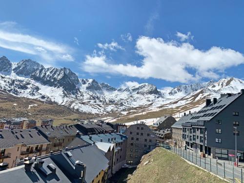  Apartamentos Araco 3000 -  Room  picture :   TV    Kitchenette    Refrigerator                           