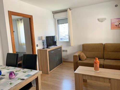  Apartamentos Araco 3000 -  Room  picture :   TV    Kitchenette    Refrigerator                           