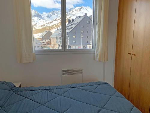 a bedroom with a bed and a view of a mountain at Apartamentos Araco 3000 in Pas de la Casa